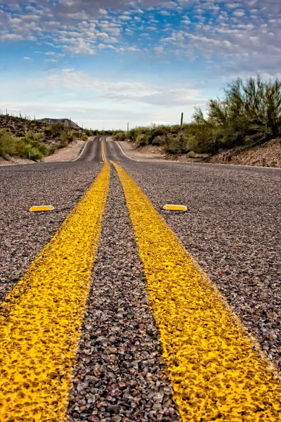 Desert highway — Stockfoto