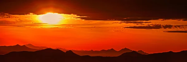 Sonnenuntergang über der Wüste — Stockfoto