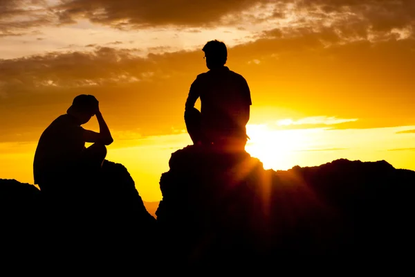 砂漠の上夕日を見てカップル — ストック写真