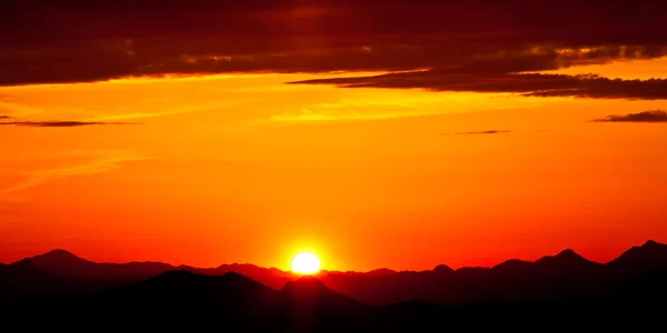 Zonsondergang boven de woestijn — Stockfoto