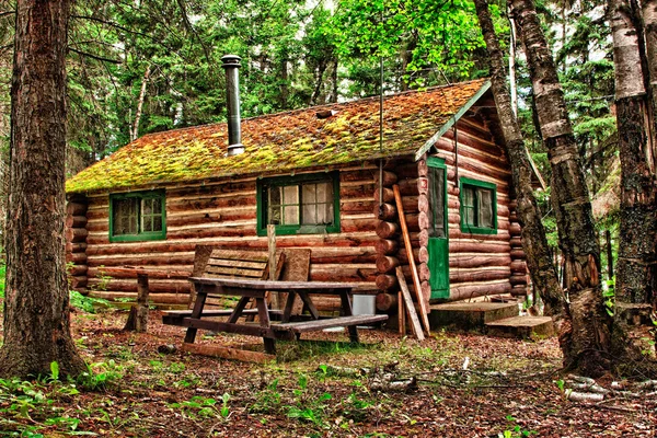 Antigua cabaña de troncos rústicos — Foto de Stock