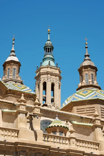 Basiliek-kathedraal van onze lieve vrouw van de pijler in zaragoza — Stockfoto