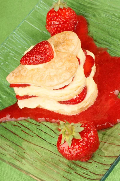 Herzförmige Erdbeeren und Puddingmillefeuille — Stockfoto