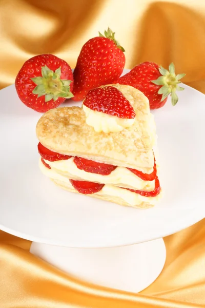 Erdbeere und Puddingmillefeuille — Stockfoto