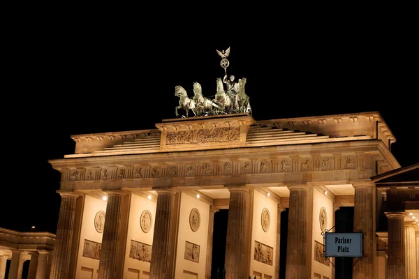 Braniborská brána v noci v Berlíně — Stock fotografie