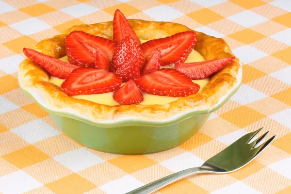 Jordgubbar och vaniljkräm tårta med dessert gaffel — Stockfoto