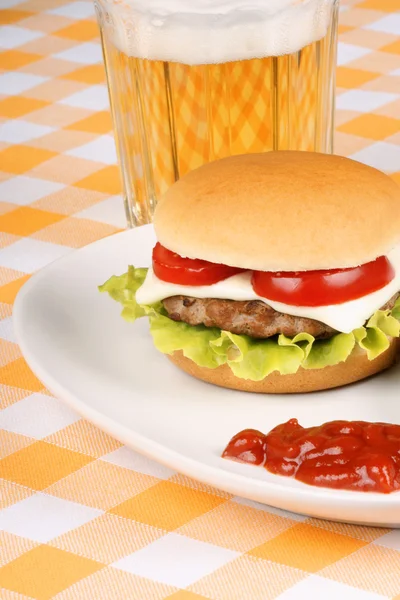 Hamburgera z serem mini i piwo — Zdjęcie stockowe