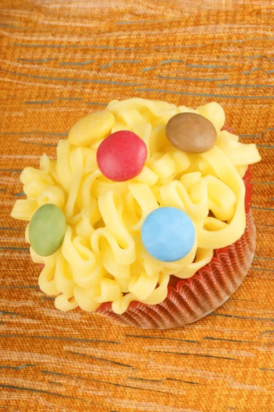 Cupcake giallo fantasia con dolciumi — Foto Stock