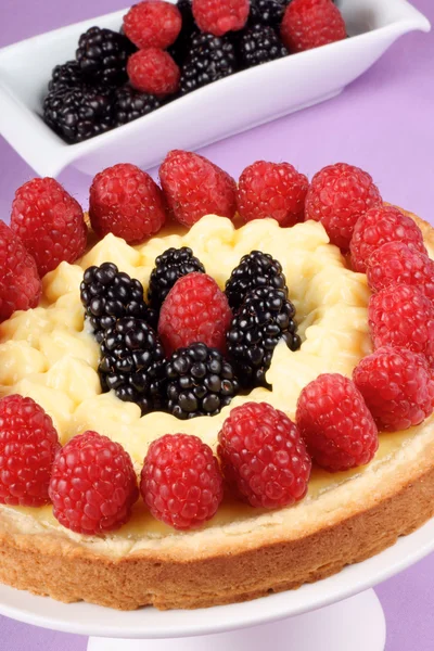 Custard tart with raspberries and blackberries — Stock Photo, Image