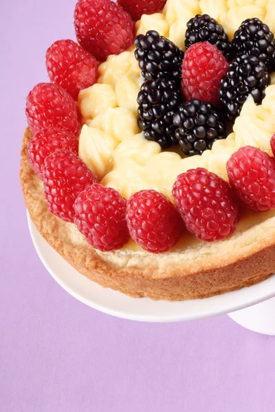 Vaniljkräm tårta med hallon och björnbär — Stockfoto