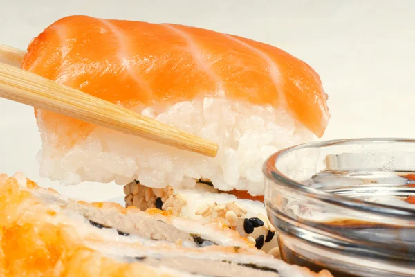 Sushi con salmón — Foto de Stock
