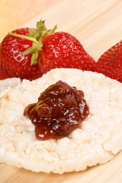 Rice cake with jam and strawberries — Stock Photo, Image