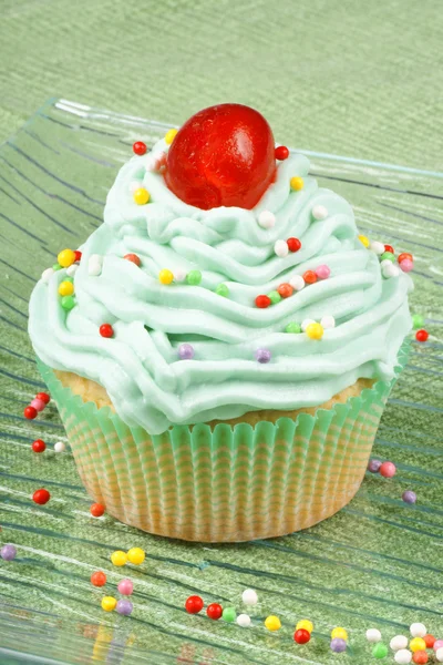 Cupcake with candied cherry — Stock Photo, Image