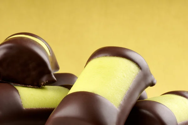Rolos de maçapão e chocolate sueco — Fotografia de Stock