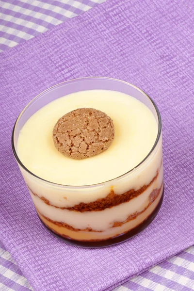 Vanilla custard and amaretti dessert — Stock Photo, Image