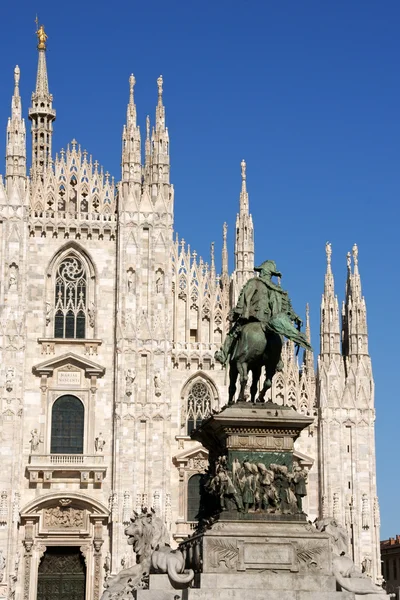 Catedral de Milán y monumento al rey Vittorio Emanuele II —  Fotos de Stock