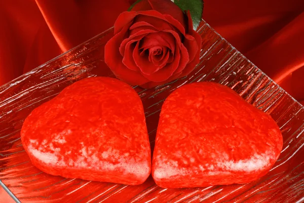Două prăjituri în formă de inimă roșie și un trandafir — Fotografie, imagine de stoc