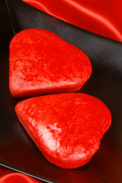 Due torte rosse a forma di cuore — Foto Stock