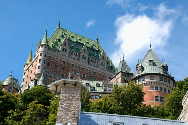 Chateau Frontenac desde la Ciudad Vieja de Quebec Imágenes De Stock Sin Royalties Gratis