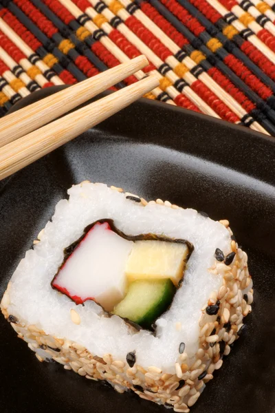 Rollo de sushi con palillos — Foto de Stock