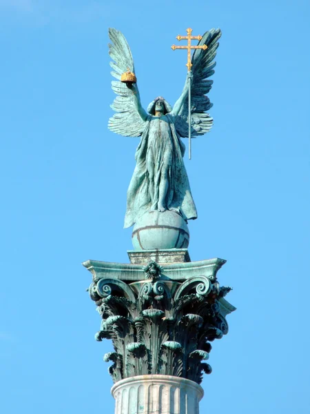Parte superior de la columna en la Plaza de los Héroes — Foto de Stock