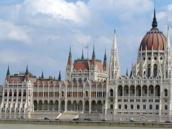 Huis van de natie en Donau rivier — Stockfoto