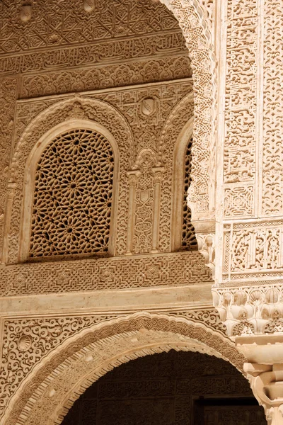 Arabische houtsnijwerk in het alhambra van granada — Stockfoto