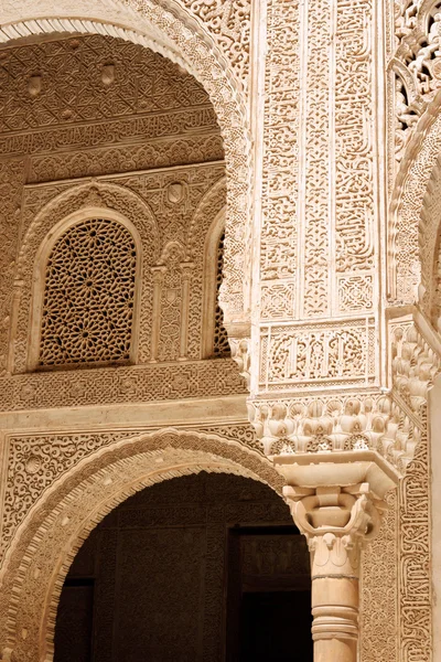 Arabische Schnitzereien in der Alhambra von Granada — Stockfoto