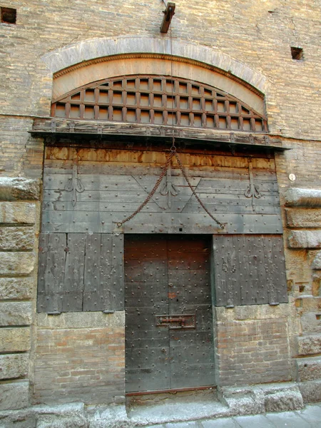 Ancient door in Bologna — Stock Photo, Image