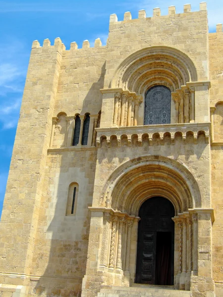 Westfassade der alten Kathedrale von Coimbra — Stockfoto