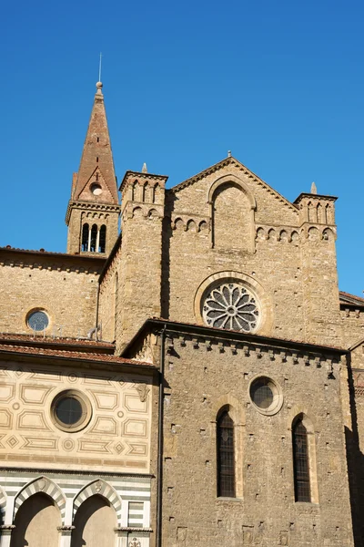 Церковь Санта Мария Новелла (вид сбоку) во Флоренции — стоковое фото