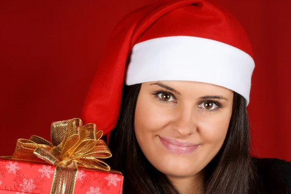 Santa claus dziewczyna oferuje świąteczny prezent — Zdjęcie stockowe