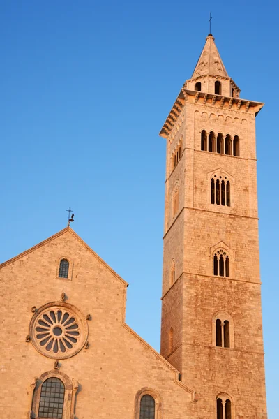 Trani kathedraal in de zonsondergang licht — Stockfoto