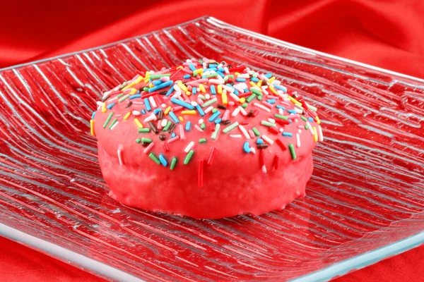 Roze geglazuurde muffin met hagelslag — Stockfoto