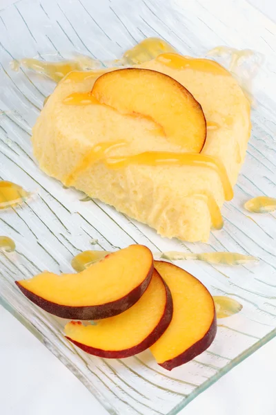Heart shaped peach bavarian cream dessert (bavarese) — Stock Photo, Image