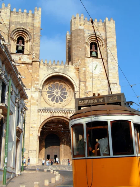 Санта-Мария-Майор-де-Лиссабон и знаменитая 28 трамвайная линия — стоковое фото