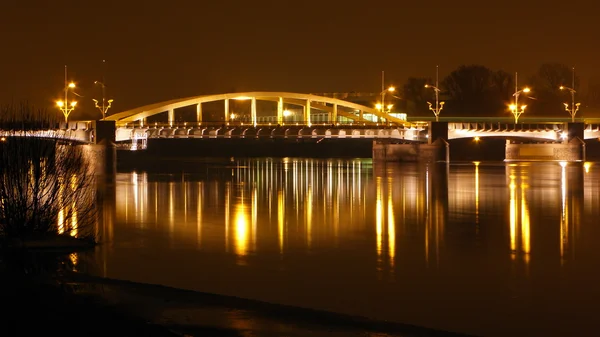 Міст малий в ніч в європейське місто Стокове Зображення