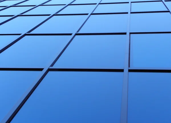 Голубые квадратные окна офисного здания Стоковая Картинка