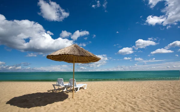 Due sedie e ombrellone in spiaggia — Foto Stock