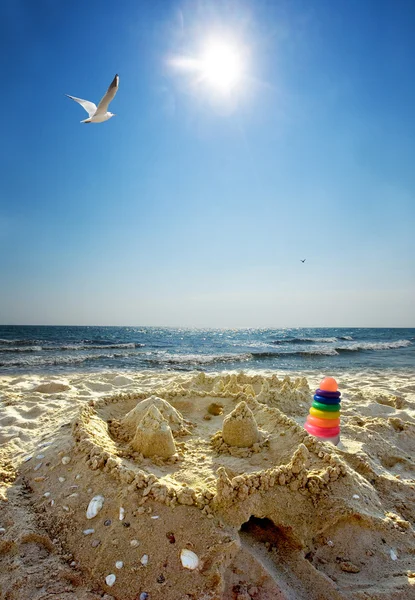 Город на песчаном пляже — стоковое фото