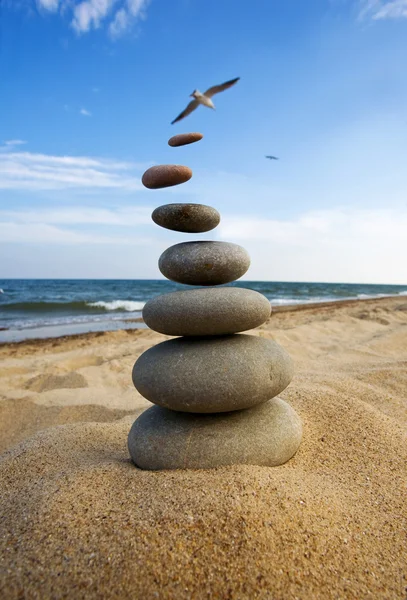 Piedras equilibradas y volar en estilo zen . — Foto de Stock