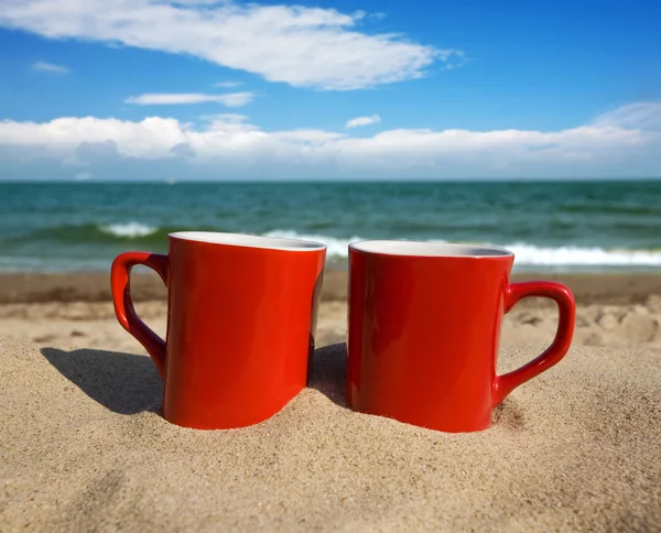 Две красные чашки — стоковое фото