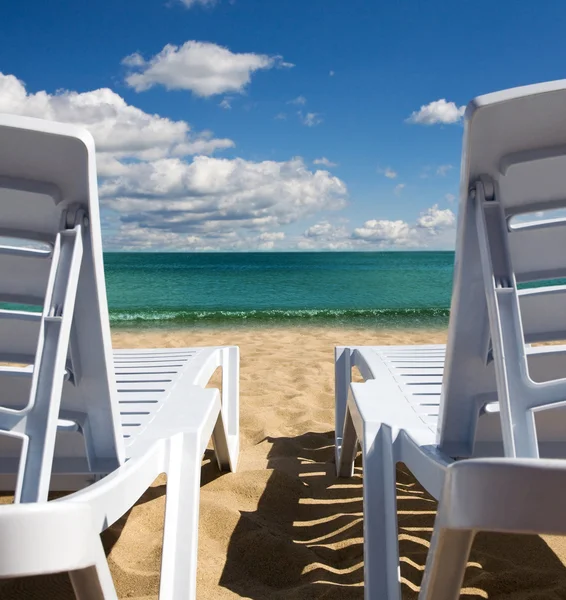 Два стула на пляже — стоковое фото