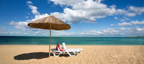 해변에 있는 의자 두 개와 우산 — 스톡 사진