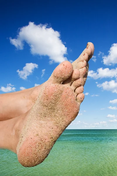 Les filles pieds nus sur la plage de sable — Photo