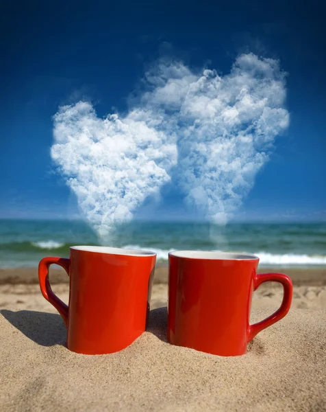 Dos tazas rojas con corazones — Foto de Stock