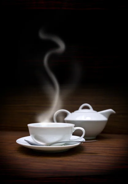 Weiße Tasse und Teekanne — Stockfoto