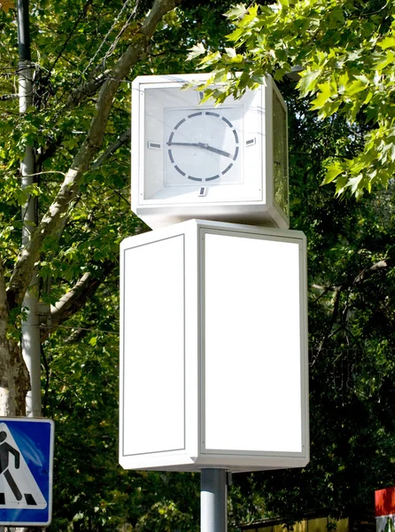 Outdoor em branco com relógio — Fotografia de Stock