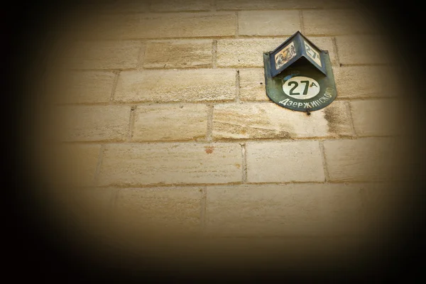 Placa de número de casa velha — Fotografia de Stock