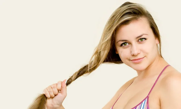 Žena drží vlasy — Stock fotografie